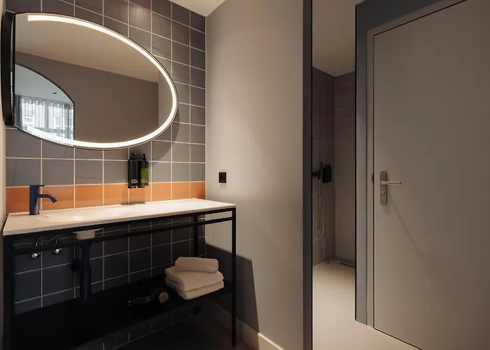 מלון Conscious Museum Square 4*